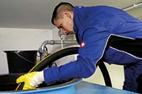 Heizöltank leerpumpen (Foto IWO) Vor der Tankreinigung muss der Tank leer gepumpt werden. Am besten lässt man den Tank reinigen, wenn der Heizölvorrat möglichst weit aufgebraucht ist und kleine Heizöl-Restmengen entsorgt werden können. Foto: IWO